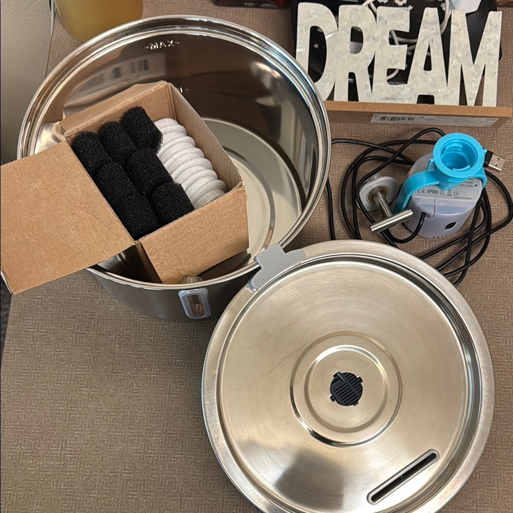 NWOT😺or small🐶 water⛲️with extra filters included! Stainless steel.
